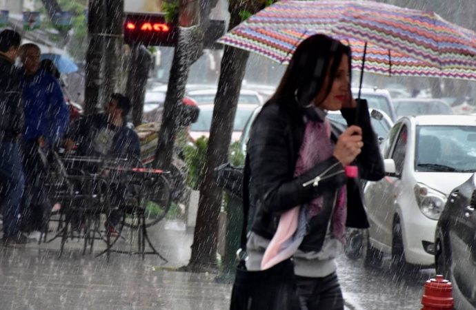 Καιρός: Βροχές, καταιγίδες και σκόνη την Τετάρτη (15/5) – Αναλυτική πρόγνωση για όλη τη χώρα