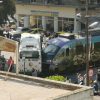 Σύγκρουση προαστιακού με λεωφορείο στη Λιοσίων