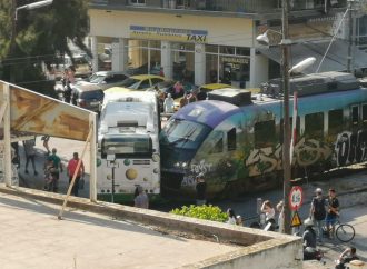 Σύγκρουση προαστιακού με λεωφορείο στη Λιοσίων