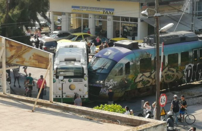 Σύγκρουση προαστιακού με λεωφορείο στη Λιοσίων
