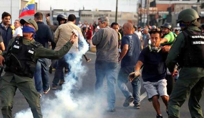 Καταστολή του «πραξικοπήματος» ανακοίνωσε ο Μαδούρο