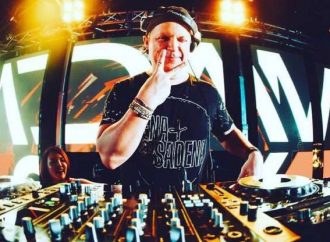 Γνωστός DJ σκοτώθηκε στην προσπάθειά του να σώσει φίλη του από ατύχημα σε πισίνα