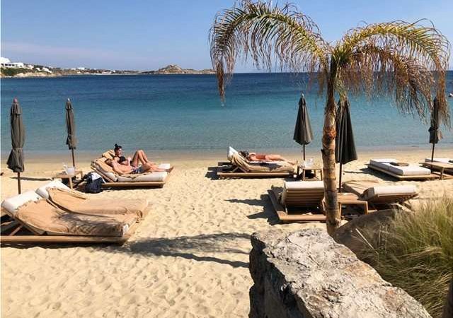 H «μάχη» της ξαπλώστρας στη Μύκονο: Το Kensho «στρίμωξε» το Nammos