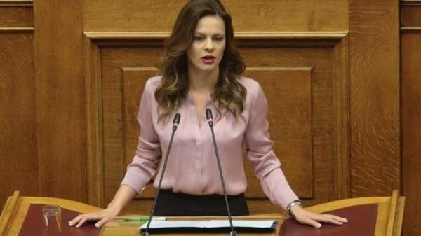 Αχτσιόγλου: Η ΝΔ ως κυβέρνηση μείωσε εν μία νυκτί με νόμο τον κατώτατο μισθό κατά 22% και κατά 32% για τους νέους