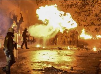 Βίντεο από την επίθεση στα γραφεία του ΣΥΡΙΖΑ: «Βροχή» οι μολότοφ