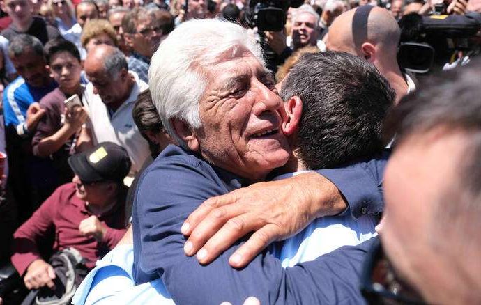 Οι «πολλοί» και ο Αλέξης: Σε στυλ… Περόν η καμπάνια του ΣΥΡΙΖΑ