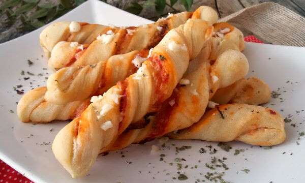 Πίτσα sticks: Τα πιο εύκολα και νόστιμα που έχετε φτιάξει