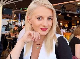 Η Ασημίνα από το MasterChef αγκαλιά με την αδελφή της στην παραλία