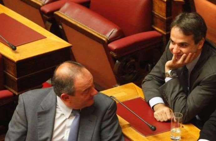 Σε εξέλιξη συνάντηση Μητσοτάκη-Καραμανλή