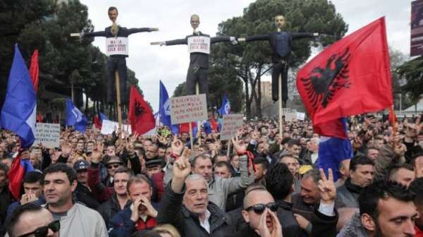 Πολιτική κρίση και αναταραχή στην Αλβανία