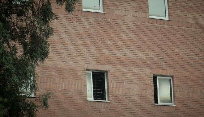 Μεταγωγών: Έτσι απέδρασαν οι τέσσερις κρατούμενοι – Πήραν όμηρο, όπλο και περιπολικό