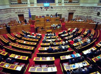 “Μπουρλότο” στη Βουλή – Νομοθετούν μέχρι τελευταία στιγμή