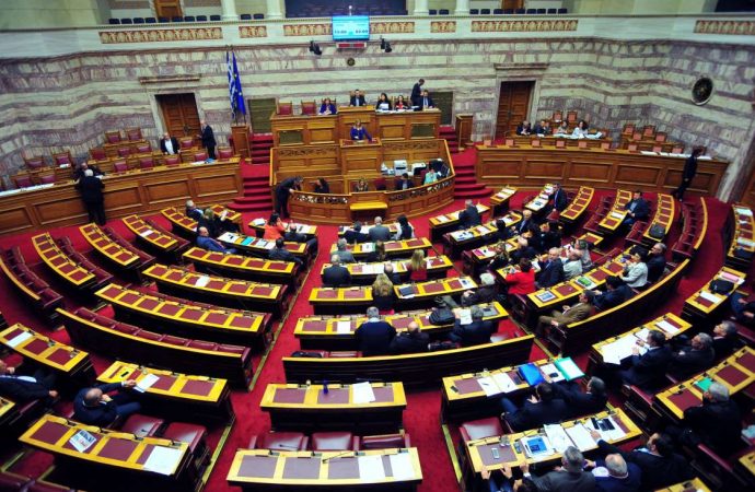 “Μπουρλότο” στη Βουλή – Νομοθετούν μέχρι τελευταία στιγμή