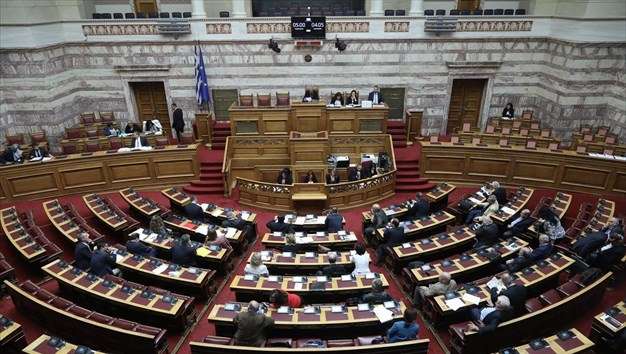 Βροχή τροπολογιών και… προσλήψεων