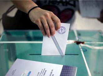 Δημοσκόπηση: Αυτοδυναμία για ΝΔ, ισχυρός διπολισμός, μέσα ο Βαρουφάκης