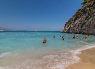 Σκιάθος: Η φωτογραφία στην παραλία κατέληξε σε… εφιάλτη – Δείτε τι συνέβη