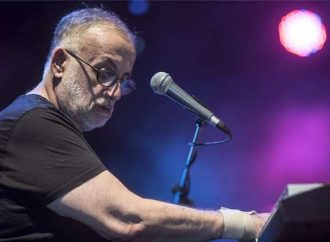 Ο Θάνος Μικρούτσικος για τη μάχη με τον καρκίνο: «Έχει τρία μέτρα ύψος, αλλά…»
