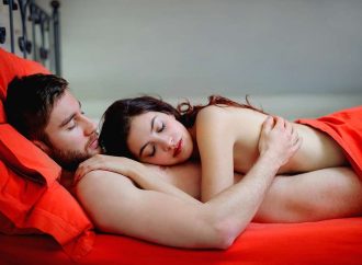 Τα οφέλη του να κοιμάσαι γυμνός