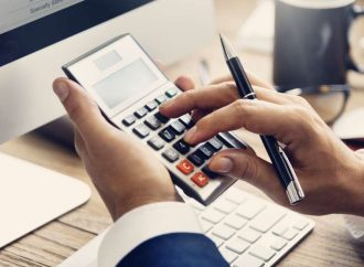 Μείωση φόρων και εισφορών στο 55% -60% για ελεύθερους επαγγελματίες