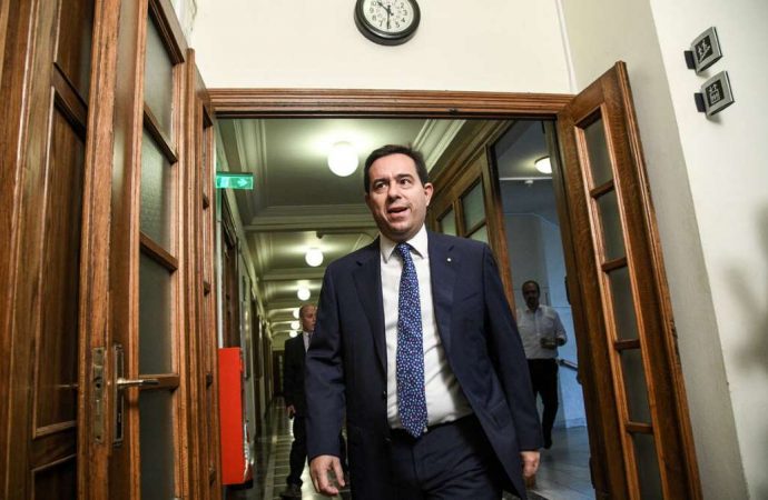 «Έφοδος» Μηταράκη στον ΕΦΚΑ: «Τηλεφωνούσα και δεν απαντούσαν»