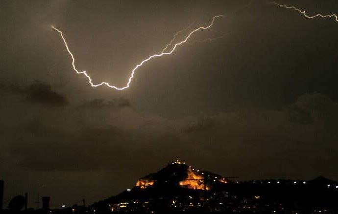Έκτακτο Δελτίο Επιδείνωσης Καιρού: Ισχυρά μπουρίνια και χαλαζοπτώσεις τις επόμενες ώρες