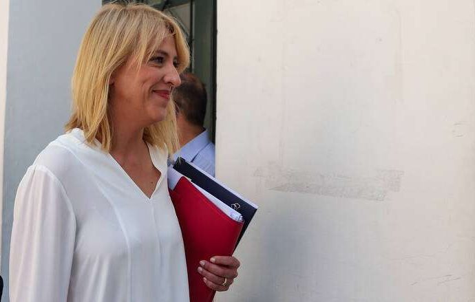 Ελεύθερη η Ρένα Δούρου μετά την απολογία της για τις φονικές πλημμύρες στη Μάνδρα
