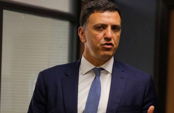 Φωτιά Εύβοια: Κόντρα Κικίλια – Πολάκη για τα έξοδα νοσηλείας του εθελοντή πυροσβέστη