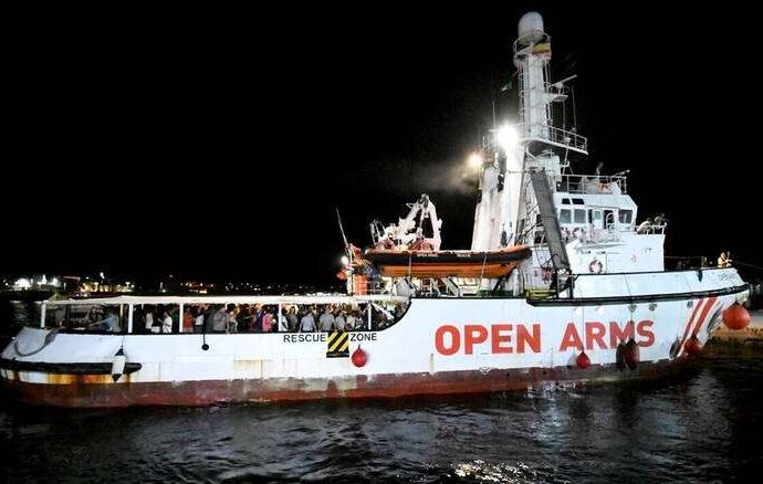 Ιταλία: Το Open Arms ελλιμενίστηκε στη Λαμπεντούζα