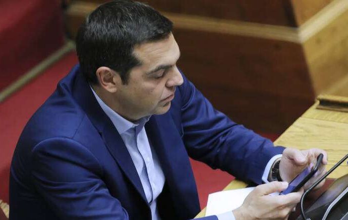 Ο Τσίπρας κάνει… like στο Facebook και… unfollow στα ΜΜΕ