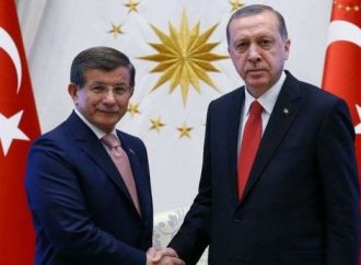 Ο Ερντογάν διώχνει από το κόμμα τον Νταβούτογλου
