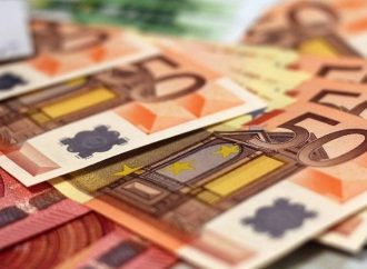 Μπαράζ πληρωμών τις επόμενες ημέρες: Ποιοι και πότε θα δουν χρήματα στους λογαριασμούς τους