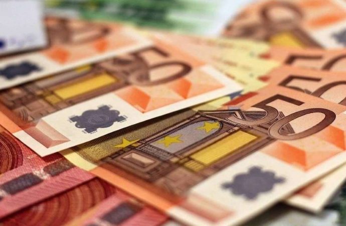 Μπαράζ πληρωμών τις επόμενες ημέρες: Ποιοι και πότε θα δουν χρήματα στους λογαριασμούς τους