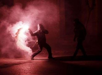 “Βροχή” από μολότοφ στο αστυνομικό τμήμα Ζωγράφου