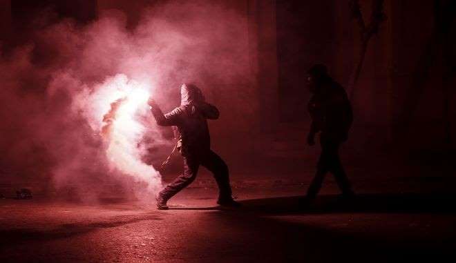 “Βροχή” από μολότοφ στο αστυνομικό τμήμα Ζωγράφου