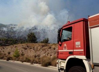 Φωτιά στο Λουτράκι: Ολονύχτια αναμένεται η μάχη με τις φλόγες – Εκκενώθηκαν μοναστήρια και γηροκομείο