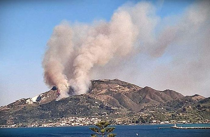 Πυρκαγιά στη Ζάκυνθο: Εκκενώθηκε ξενοδοχείο στην περιοχή Κερί