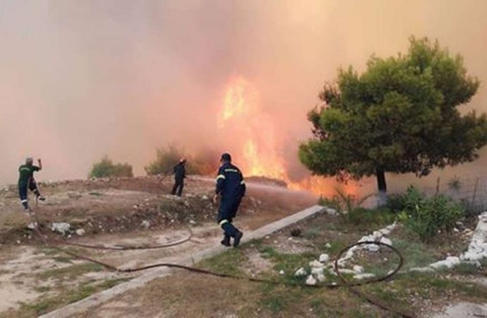 Φωτιά Ζάκυνθος: Ολονύχτια μάχη με τις φλόγες – Όλοι περιμένουν τα εναέρια μέσα