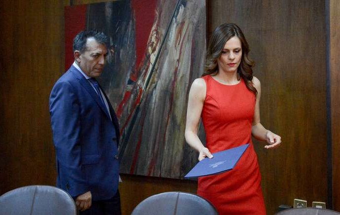 Άγρια κόντρα Βρούτση – Αχτσιόγλου για τη μείωση προσωπικού στον ΕΦΚΑ