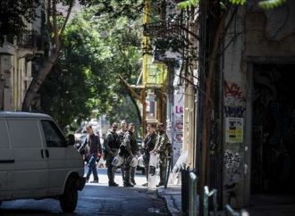 Απομακρύνθηκε το κοντέινερ που είχαν στήσει αντιεξουσιαστές στην πλατεία Εξαρχείων