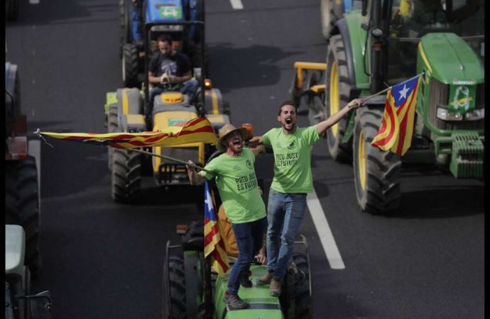 Νύχτα χάους στη Βαρκελώνη: Κλιμάκωση των συγκρούσεων με χημικά και πλαστικές σφαίρες