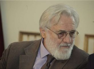 Εξώδικο κατά Σμαραγδή από Μυκονιάτη γκαλερίστα για €3.500 – Τι απαντά ο σκηνοθέτης