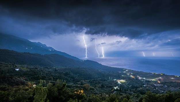 Περισσότεροι από 7.500 κεραυνοί την Πέμπτη