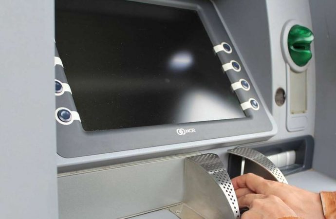 Τράπεζες: Ποιες χρεώσεις καταργούνται – Πού δεν θα χρεώνεται η ανάληψη μετρητών