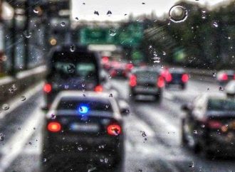 Στο “κόκκινο” η κίνηση στους δρόμους της Αθήνας λόγω κακοκαιρίας: Πού παρουσιάζονται προβλήματα