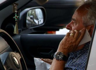 KOK: Πρόστιμα στους οδηγούς που μιλούν στο κινητό και με handsfree