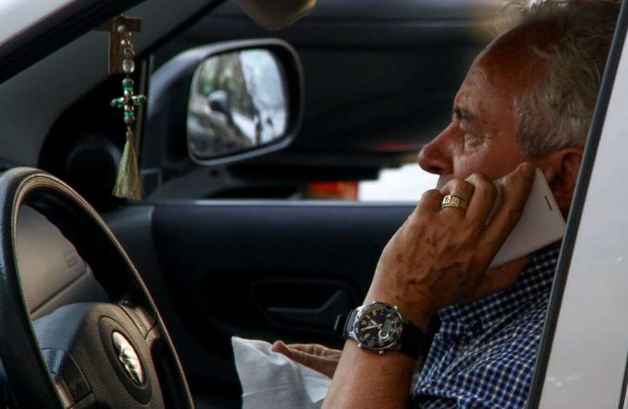KOK: Πρόστιμα στους οδηγούς που μιλούν στο κινητό και με handsfree