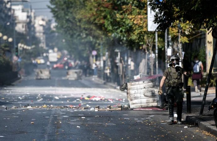 Ένταση στην ΑΣΟΕΕ – Φωτιές σε κάδους, κλειστή έμεινε για ώρα η Πατησίων