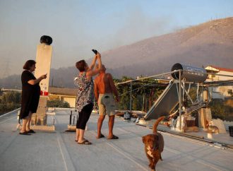 Φωτιά Υμηττός: «Ακούστηκαν εκρήξεις» υποστηρίζουν οι κάτοικοι