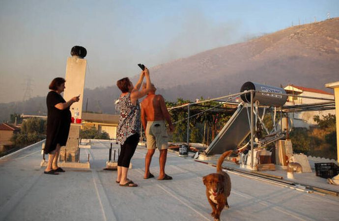 Φωτιά Υμηττός: «Ακούστηκαν εκρήξεις» υποστηρίζουν οι κάτοικοι