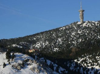 Χιόνια στην Πάρνηθα και 150 χιλιόμετρα την ώρα οι άνεμοι στον Παρνασσό